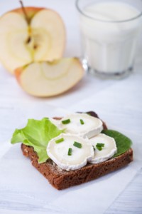 bread with goat cheese and apple