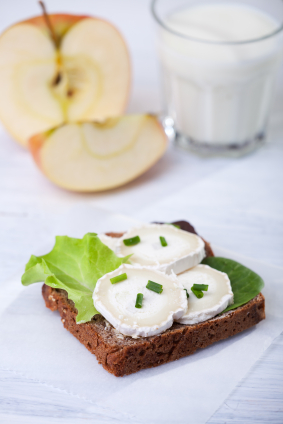 חג שבועות תעשה לך מוצרי חלב? (חלק 1) bread with goat cheese