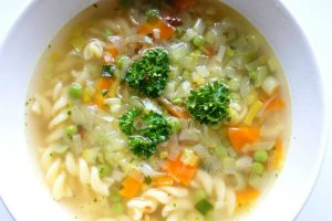 מרק ירקות עם איטריות - אופציה ללא גלוטן